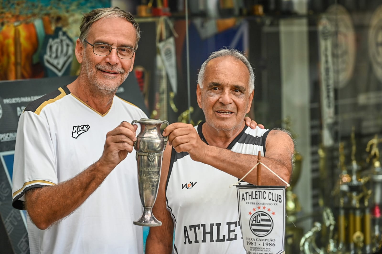 Cláudio Gonçalves (L), ex-presidente do Athletic, ao lado do amigo João Luiz (R), torcedor do clube. Juntos, carregam o primeiro troféu da história do Esquadrão – (foto: Leandro Couri/EM/Da Press)