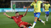 Alan Franco dá carrinho em Guilherme Arana durante duelo entre Equador e Brasil pelas Eliminatórias para a Copa do Mundo de 2026 (foto: Albari Rosa/AFP)