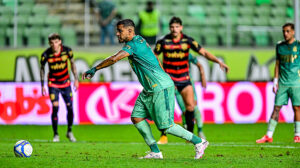 Brenner fez o segundo gol do América em cobrança de pênalti (foto: Mourão Panda/América)