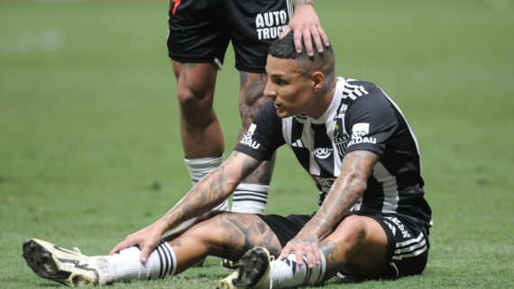 Arana sentado no gramado da Arena MRV em jogo do Atlético (foto: Alexandre Guzanshe/EM/D.A Press)