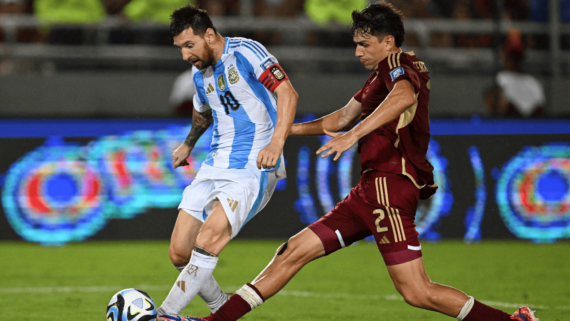 Jogadores de Argentina e Venezuela, pelas Eliminatórias (foto: Juan Barreto/AFP)