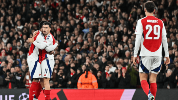 Jogadores do Arsenal comemorando gol sobre Shakhtar (foto: Glyn Kirk/AFP)