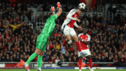 Jogadores de Arsenal e PSG, pela Champions (foto: Adrian Dennis/AFP)