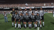 Time do Atlético antes de partida contra o Santos, no Mineirão, pelo Campeonato Brasileiro de 2001 (foto: Jorge Gontijo/Estado de Minas)