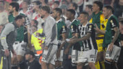 Jogadores do Atlético comemoram classificação na Libertadores (foto: JUAN MABROMATA / AFP
)