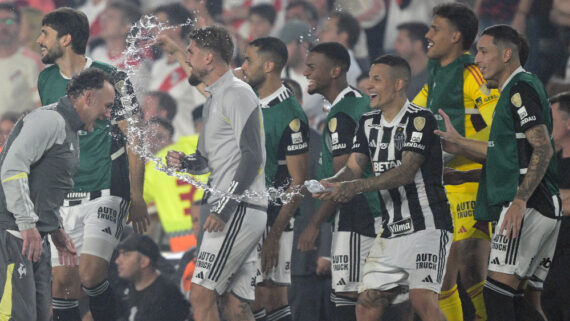 Jogadores do Atlético comemoram classificação na Libertadores (foto: JUAN MABROMATA / AFP
)