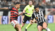 Hulk aplica drible em Allan durante duelo entre Atlético e Flamengo na Arena MRV (foto: Ramon Lisboa/EM/D.A Press)