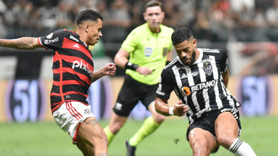 Hulk aplica drible em Allan durante duelo entre Atlético e Flamengo na Arena MRV (foto: Ramon Lisboa/EM/D.A Press)