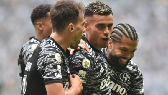 Jogadores do Atlético comemoram gol marcado diante do Vitória na Arena MRV (foto: Ramon Lisboa/EM/D.A Press)