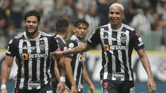 Hulk e Deyverson comemoram gol do Atlético sobre o Grêmio (foto: Alexandre Guzanshe/EM/DA.Press)