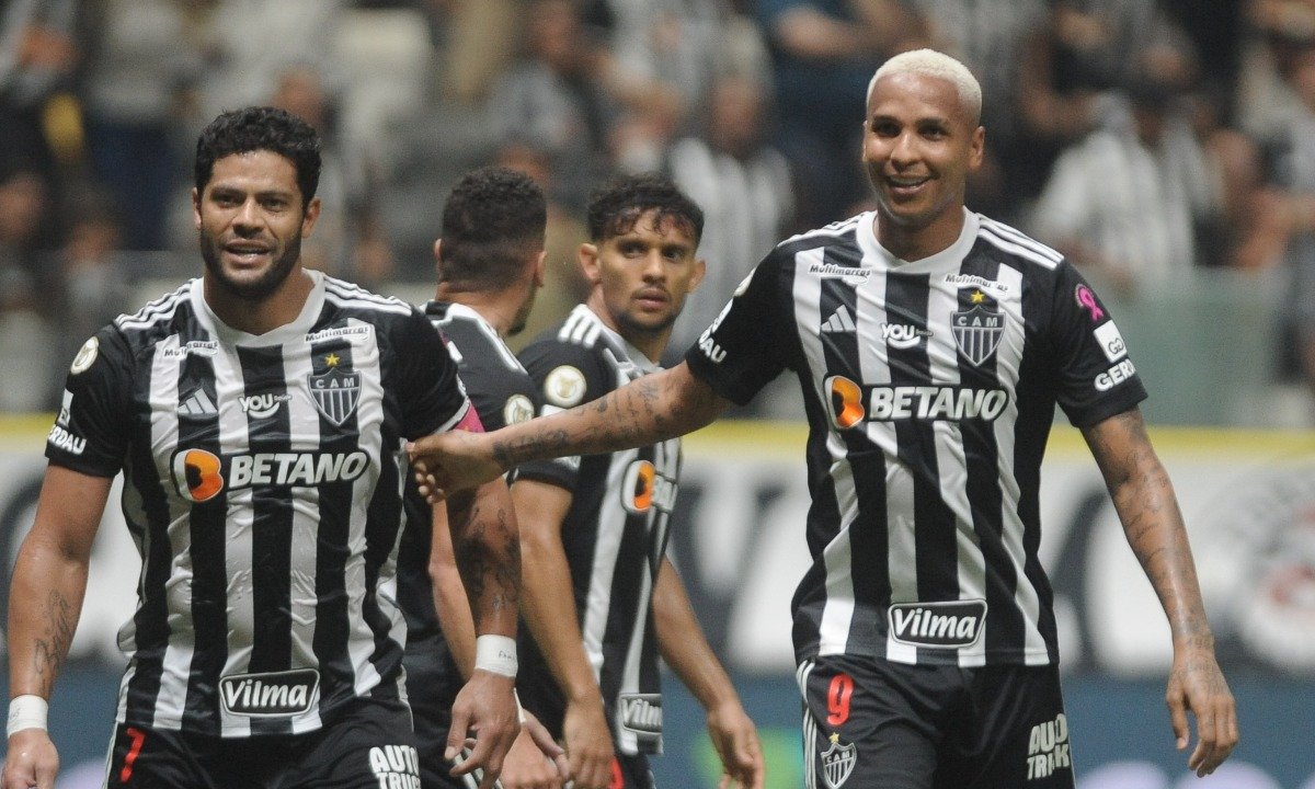 Hulk e Deyverson comemoram gol do Atlético sobre o Grêmio (foto: Alexandre Guzanshe/EM/DA.Press)