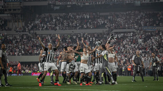 Jogadores do Atlético comemoram no gramado do Monumental de Núñez (foto: Pedro Souza/Atlético)