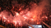 Torcida do Atlético acendeu sinalizadores em duelo contra o Fluminense na Arena MRV (foto: Alexandre Guzanshe/EM/D.A Press)