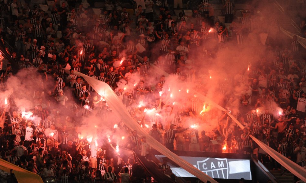 Torcida do Atlético acendeu sinalizadores em duelo contra o Fluminense na Arena MRV (foto: Alexandre Guzanshe/EM/D.A. Press)