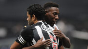 Hulk e Léo se abraçam em Atlético x Vasco na Copa do Brasil (foto: Alexandre Guzanshe/EM/D.A. Press)