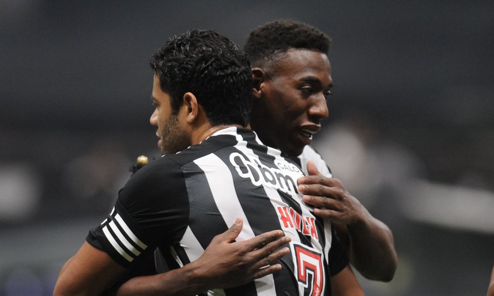 Hulk e Léo se abraçam em Atlético x Vasco na Copa do Brasil (foto: Alexandre Guzanshe/EM/D.A. Press)