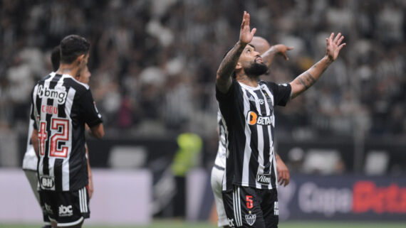 Jogadores do Atlético comemoram vitória sobre o Vasco (foto: Alexandre Guzanshe/EM/DA.Press)