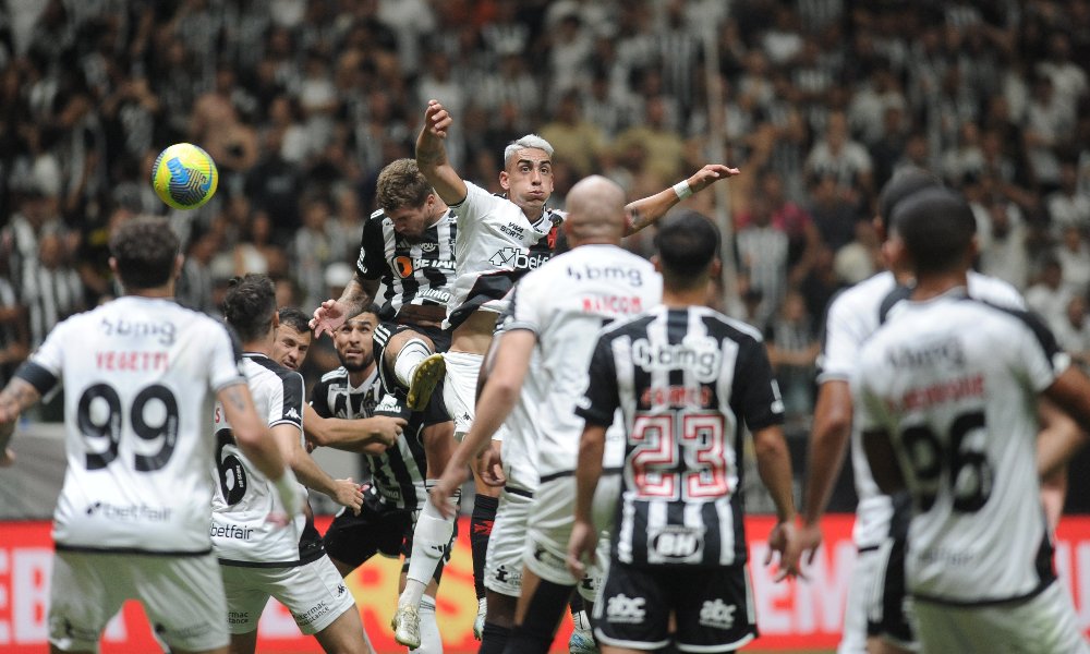 Lance da partida de ida entre Atlético e Vasco (foto: Alexandre Guzanshe/EM/DA.Press)