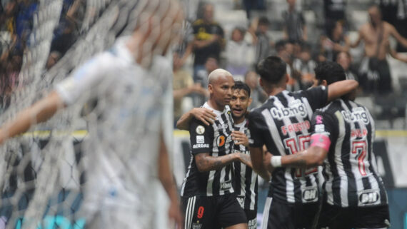 Jogadores do Atlético comemoram gol sobre o Grêmio (foto: Alexandre Guzanshe/EM/DA.Press)