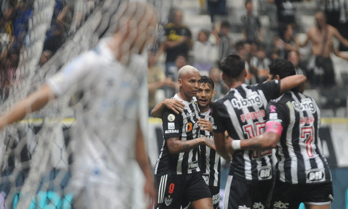 Atlético faz ‘dever de casa’, vence Grêmio e sobe no Brasileiro