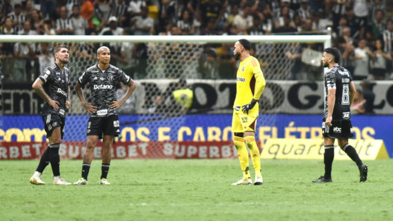 Jogadores do Atlético se lamentam durante empate com o Vitória pelo Campeonato Brasileiro (foto: Ramon Lisboa/EM/D.A Press)