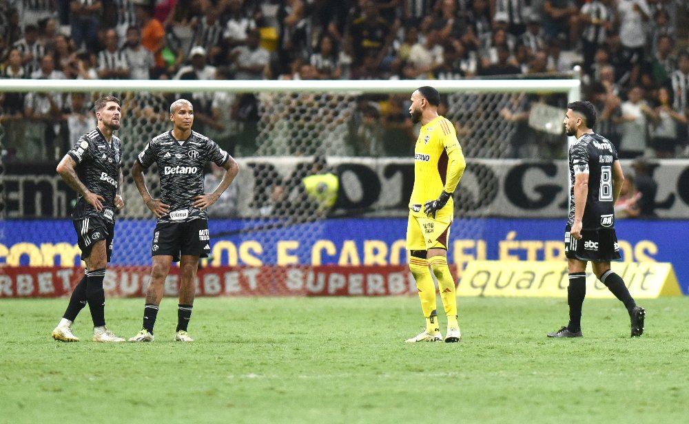 Jogadores do Atlético se lamentam durante empate com o Vitória pelo Campeonato Brasileiro (foto: Ramon Lisboa/EM/D.A Press)