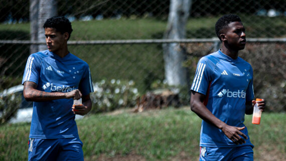 Tevis, à esquerda, e Jhosefer, à direita, em treino do Cruzeiro (foto: Gustavo Martins/ Cruzeiro)