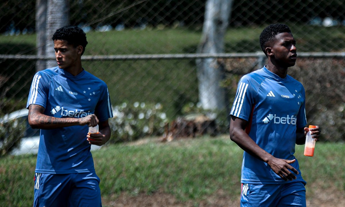 Tevis, à esquerda, e Jhosefer, à direita, em treino do Cruzeiro (foto: Gustavo Martins/ Cruzeiro)