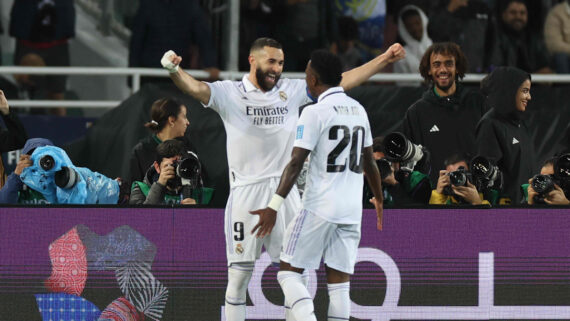 Benzema e Vini Jr. comemoram gol pelo Real Madrid (foto: FADEL SENNA/AFP)