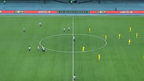 Jogadores de Botafogo e Peñarol em campo pela Libertadores (foto: Reprodução)