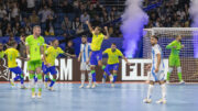 Jogadores do Brasil comemoram título sobre a Argentina na final do Mundial de Futsal (foto: Leto Ribas/CBF)