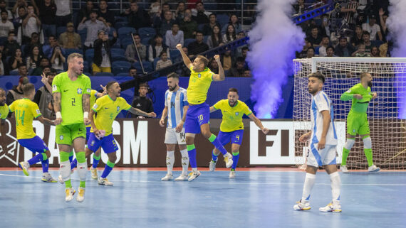 Jogadores do Brasil comemoram título sobre a Argentina na final do Mundial de Futsal (foto: Leto Ribas/CBF)