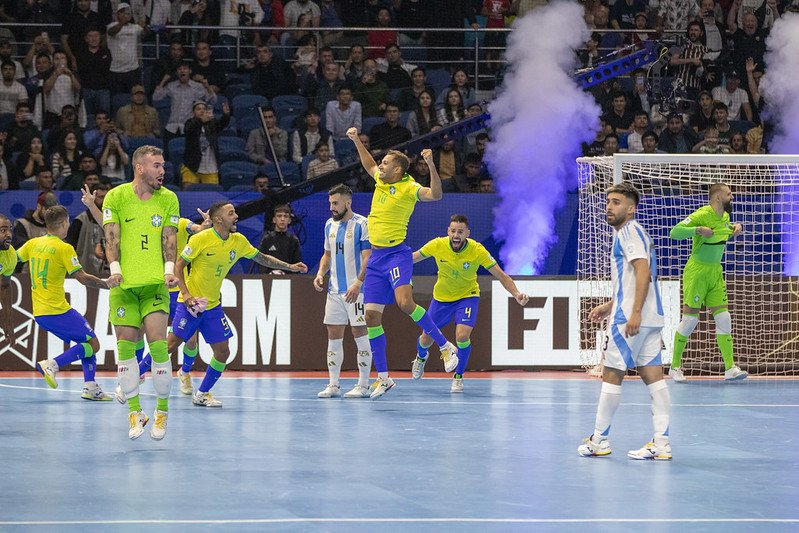 Jogadores do Brasil comemoram título sobre a Argentina na final do Mundial de Futsal (foto: Leto Ribas/CBF)