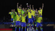 Jogadores do Brasil erguem a taça de campeão do Mundial de Futsal (foto: Leto Ribas/CBF)