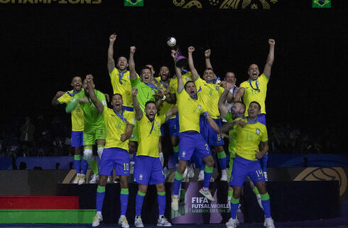 Jogadores do Brasil erguem a taça de campeão do Mundial de Futsal (foto: Leto Ribas/CBF)