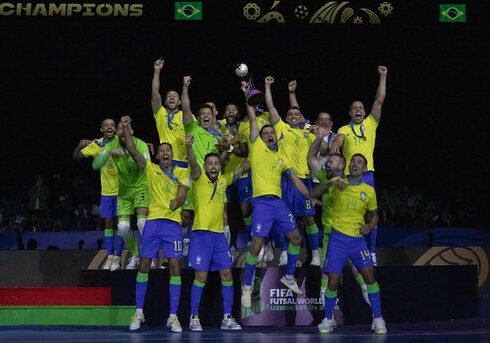Jogadores do Brasil erguem a taça de campeão do Mundial de Futsal (foto: Leto Ribas/CBF)