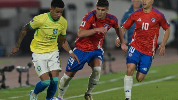 Lance do jogo entre Chile e Brasil pelas Eliminatórias (foto: Rodrigo Arangua/AFP)