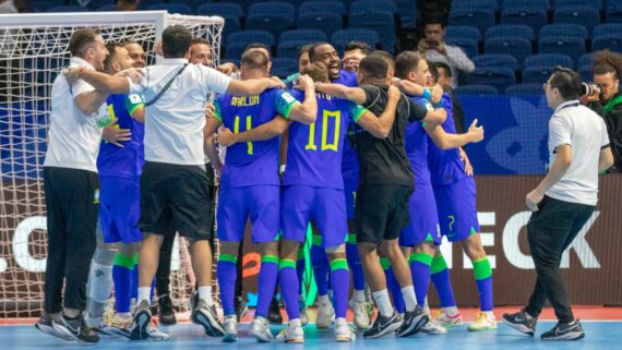 Brasil comemora classificação para a final do Mundial de futsal, após vitória sobre a Ucrânia nesta quarta-feira (2/10) (foto: Leto Ribas/CBF)