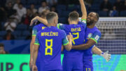 Jogadores do Brasil comemoram gol no Mundial de Futsal (foto: Leto Ribas/CBF)