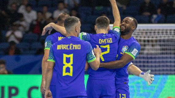 Jogadores do Brasil comemoram gol no Mundial de Futsal (foto: Leto Ribas/CBF)