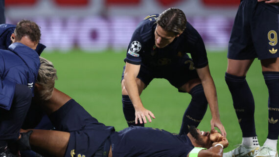 Bremer sofreu a lesão no joelho esquerdo em vitória da Juventus na Liga dos Campeões (foto: RONNY HARTMANN/AFP)