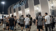 Torcedores do Atlético na entrada da Arena MRV (foto:  Daniela Veiga / Atlético)