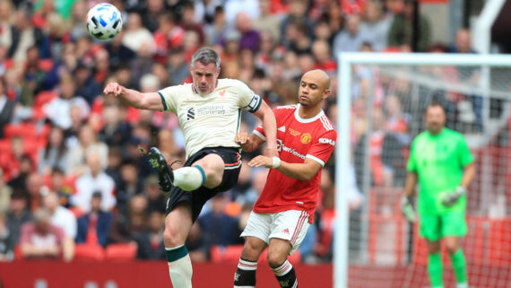 Carragher (esquerda) durante jogo de lendas do Liverpool contra lendas do Manchester United, em maio de 2022 (foto: LINDSEY PARNABY/AFP)