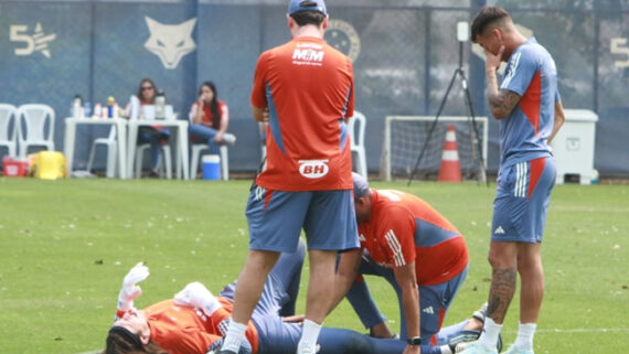 Com dores, Cássio recebe atendimento médico em treino do Cruzeiro nesta quarta-feira (9/10) (foto: Edésio Ferreira/EM/D.A Press)