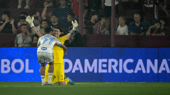 Cássio, goleiro do Cruzeiro, sendo abraçado por Matheus Henrique (foto: Juan Mabromata/AFP)