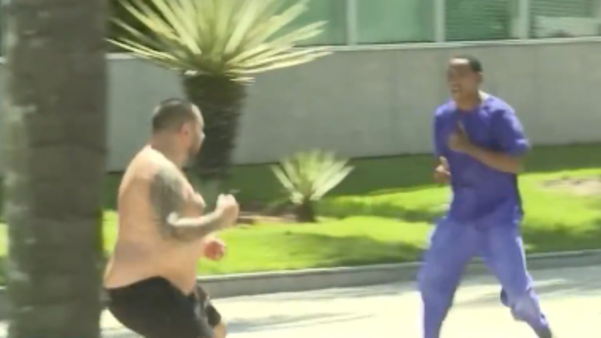 Edgardo 'Chino' Lasalvia (esquerda) foi flagrado no meio de briga entre torcedores do Peñarol e barraqueiros no Rio de Janeiro (foto: Reprodução/Record)