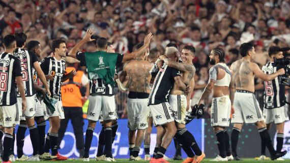 Jogadores do Atlético comemoram classificação sobre o River (foto: ALEJANDRO PAGNI / AFP)