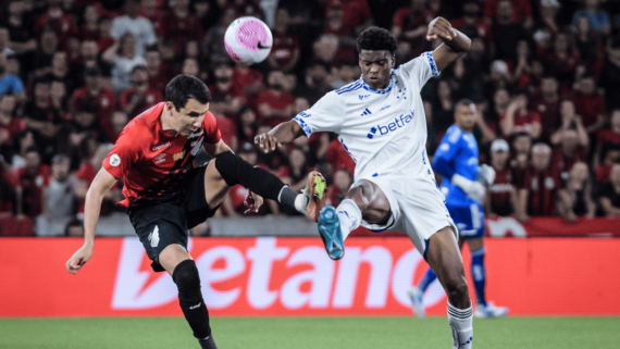 Jonathan Jesus, zagueiro do Cruzeiro, e Pablo, meio-campista do Athletico-PR, em jogo pelo Brasileiro (foto: Gustavo Aleixo/Cruzeiro)