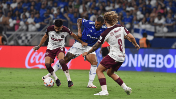 Wallace, do Cruzeiro, e jogadores do Lanús (foto: Alexandre Guzanshe/EM/D.A Press)