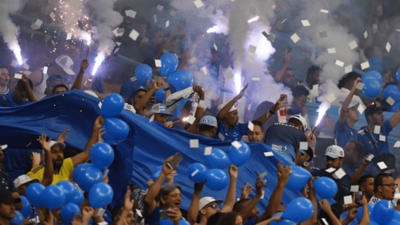 Torcida do Cruzeiro no Mineirão, em jogo contra o Lanús, pela semifinal da Copa Sul-Americana (foto: Alexandre Guzanshe/EM/D.A Press)